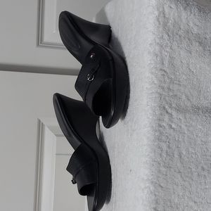 Tommy Hilfiger blk cute slip on healed sandals, size 10.